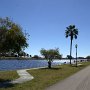 Au village voisin, comme dans presque chaque village situé autour du lac: un parc, un canal.